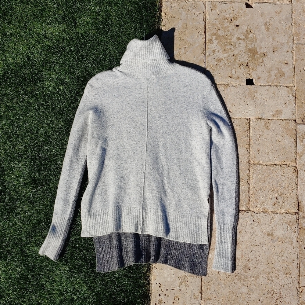 💜 Athleta Transit 2 Tone Gray Turtleneck Sweater